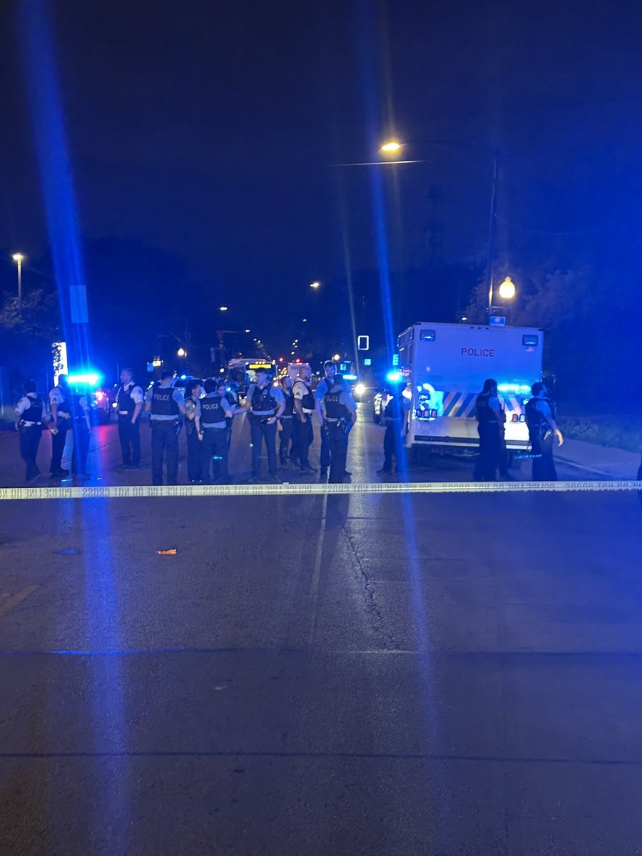 Pulaski & Ontario  MALE SHOT Chicago Police are investigating a shooting that left a male wounded in West Garfield Park. The shooting occurred around 12:23am, officers responded to a call of a person shot, when they arrived 