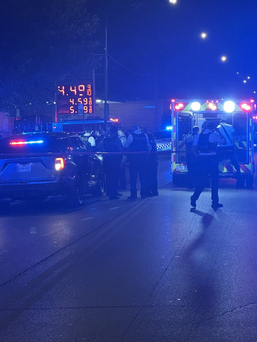 79th & Maryland  2 PPL SHOT Chicago Police are investigating a double shooting that left 2 males critically wounded. The shooting occurred around 7:45pm, CPD & Cook County Sheriff's responded to calls of 2 ppl shot. 