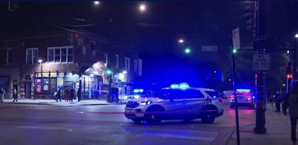 87th & Commercial  3 PPL SHOT Chicago Police are investigating a triple shooting that left 3 males wounded in South Chicago tonight. The shooting occurred around 8pm, officers responded to calls of 3 ppl shot. When they arrived, they found a 32-yr-old male with a87th & Commercial 3 PPL SHOT Chicago Police are on scene for multiple gunshot victims 