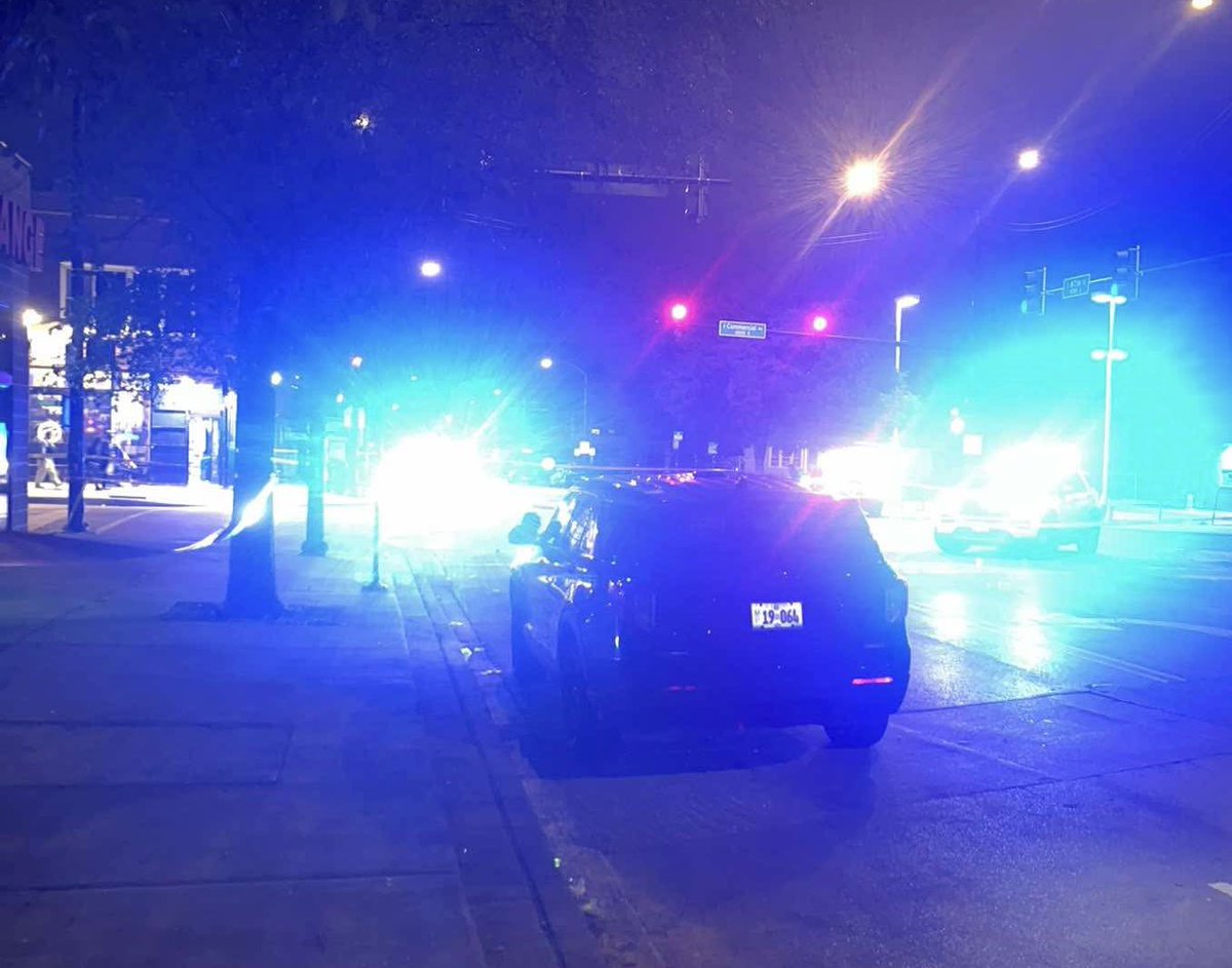 87th & Commercial  3 PPL SHOT Chicago Police are investigating a triple shooting that left 3 males wounded in South Chicago tonight. The shooting occurred around 8pm, officers responded to calls of 3 ppl shot. When they arrived, they found a 32-yr-old male with a87th & Commercial 3 PPL SHOT Chicago Police are on scene for multiple gunshot victims 